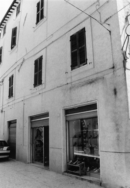 Casa con arco gotico, parzialmente richiuso